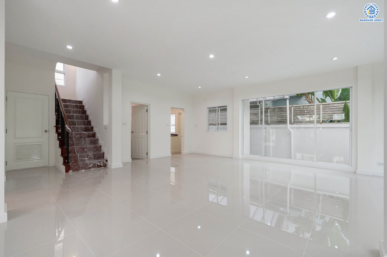 บ้านมือสองตกแต่งใหม่ โครงการ บางกอก บูเลอวาร์ด รามอินทรา แบรนด์ SC Asset เนื้อที่ 58.6 ตร.ว. ฟังก์ชัน 3 ห้องนอน 3 ห้องน้ำ ที่จอดรถ 2 คัน บนทำเลแห่งการเดินทาง เชื่อมต่อถนนรามอินทรา, ถนนรัชดา-รามอินทรา ใกล้จุดขึ้น "ทางด่วนรามอินทรา"  รถไฟฟ้าสายสีชมพู "สถานีวงแหวนรามอินทรา" และ ใกล้ห้างแฟชั่น ไอส์แลนด์